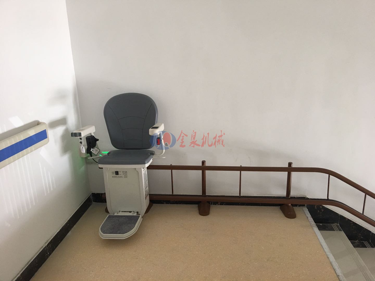 <b>濟南某醫(yī)院斜掛座椅電梯安裝完畢</b>
